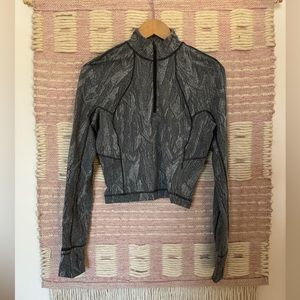 Lululemon cropped 1/4 zip running top. Jacquard knit pattern. Size 8.